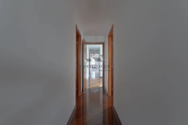 Imagem Belo apartamento com armários embutidos, arejado e iluminado. Amplo living para 02 ambientes, terra...