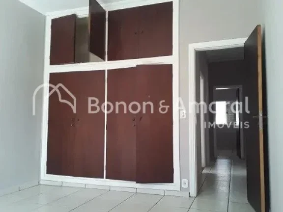 Imagem Excelente oportunidade para morar ou investir! Esta casa oferece uma estrutura ampla e funcional, pe...