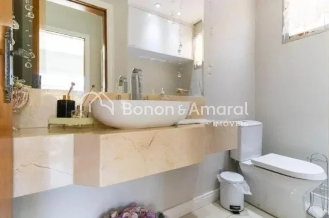 Imagem Casa estilo sobrado com linda vista da varanda, 263m² de área construída, muito bem distribuída ...