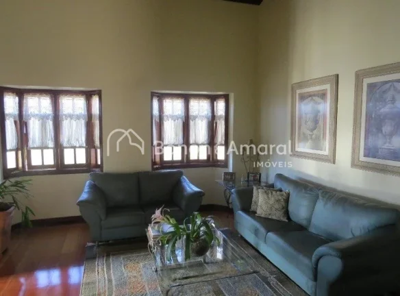 Imagem Linda residência em condomínio fechado de alto padrão, com ambientes amplos e aconchegantes. O im...