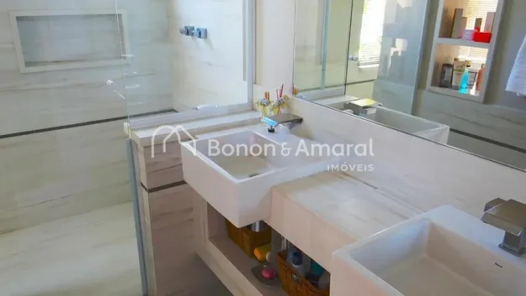 Imagem Espaçosa casa com área construída de 343 m². A residência possui living para vários ambientes,...