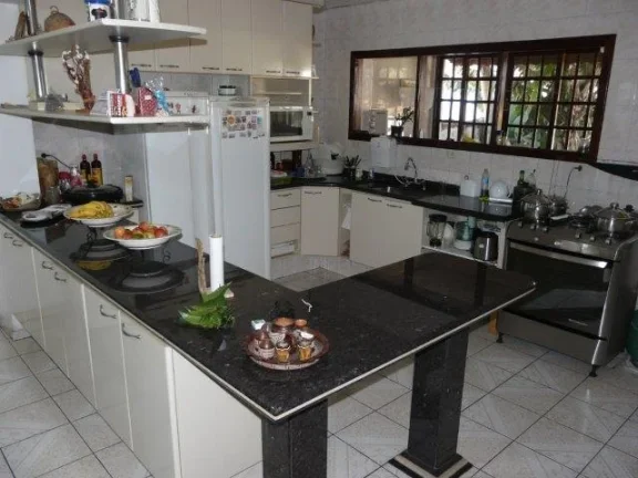 Imagem ???? Sobrado Amplo com Estilo Clássico - 4 Quartos, Suíte com Banheira e Muito Espaço!
