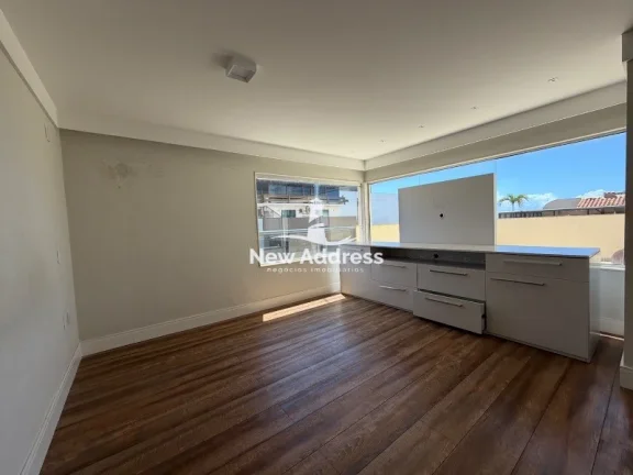 Imagem Cobertura exclusiva com 280 m² na quadra do mar, vista privilegiada, ambientes amplos, 3 quartos e 3 vagas de garagem.