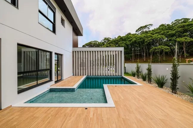 Imagem Casa com 4 suítes e 4 vagas à venda no condomínio Caledônia em Camboriú/SC