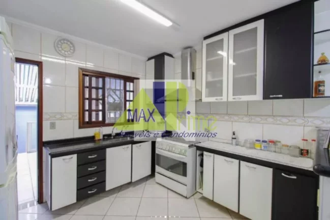 Imagem Oportunidade única: Casa espetacular para alugar no coração da cidade! 3 quartos amplos, churrasqueira, 5 vagas de garagem