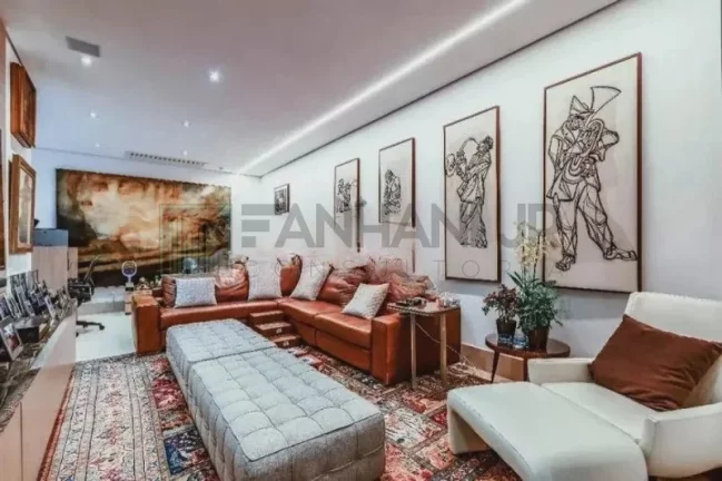 Imagem Descubra a verdadeira definição de luxo e sofisticação nesta deslumbrante casa no condomínio fechado do Jardim Europa. Com uma construção impecável de