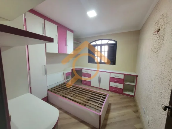 Imagem Residência de Luxo à Venda em Caieiras-SP: 4 Quartos, 1 Suíte, 2 Salas, 4 Banheiros, 2 Vagas de Garagem, 300m². Venha Conferir!