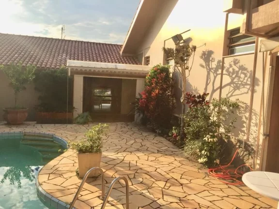 Imagem Casa de alto padrão de 3 Dormitórios e 400 m² de área útil em localização nobre Central de Sa