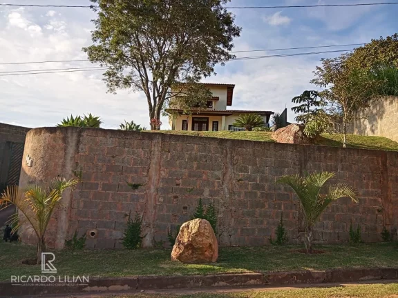 Imagem "Espaçoso Sobrado de 3 Dormitórios com Piscina e Pomar em Belvedere, Atibaia: Uma Oportunidade Imperdível!"