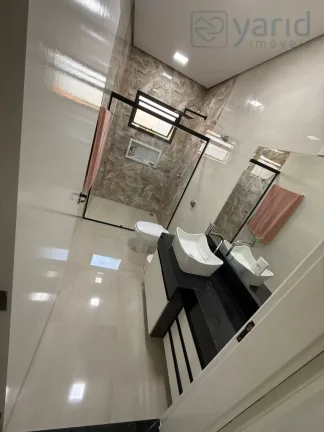 Imagem Casa em Condomínio à Venda em Localização Privilegiada: 3 Quartos, 1 Suíte, 3 Salas, 3 Banheiros, 4 Vagas de Garagem - 205,00 m².
