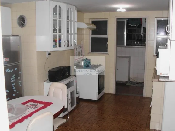 Imagem Imóvel à venda em Icaraí, Niterói-RJ: Apartamento de 3 quartos com suíte, sala ampla e vaga de garagem. Venha conferir!