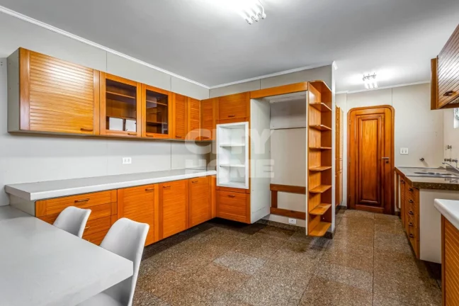 Imagem Lindo apartamento com 240m2, 3 dormitórios ( 1 suíte ) e 2 vagas na garagem. Apartamento impecáve...