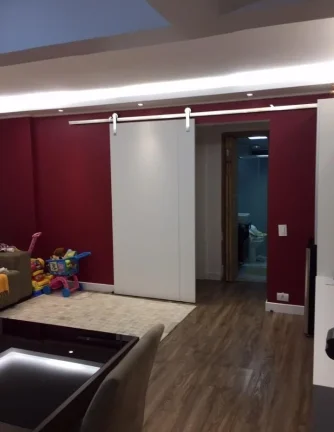 Imagem Apto de 60M², 2 quartos, armário, banheiro, sala aberta e cozinha americana planejada, área de serviço. Vaga fixa.