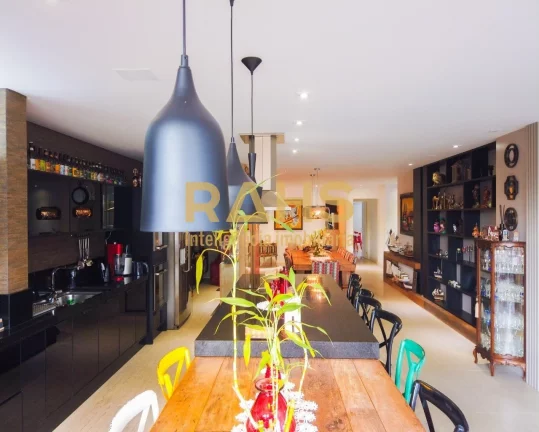 Imagem Completo em todos os detalhes, contemplada com um edifício de formas ousadas e modernas. Localizado...