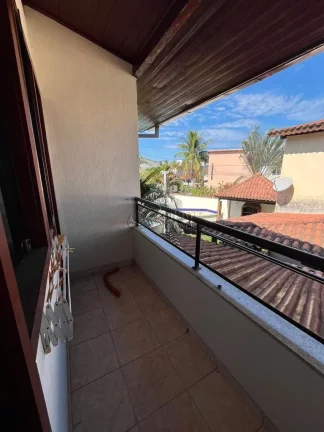 Imagem Casa em condomínio de 3 qtos, 1 suíte, varanda e churrasqueira, em condomínio fechado com piscina a venda ou aluguel em Rio das Ostras