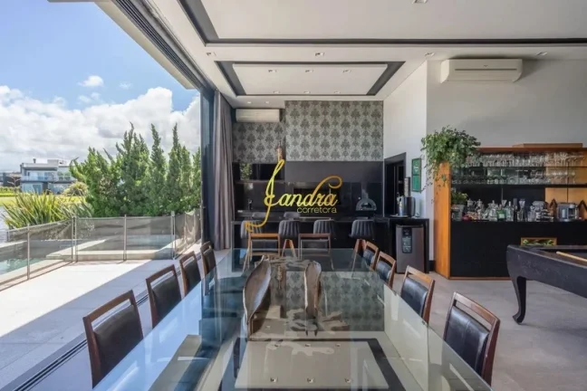 Imagem Sobrado Com 06 suítes Beira Lago, mobiliado e decorado com piscina em concreto aquecida