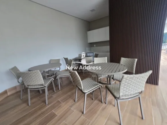 Imagem 2 quartos com suíte em prédio novo e acabamento moderno. Localização excelente, próximo à praia e comércio.