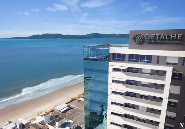 Imagem Apartamento 4 ou + dormitórios para Venda em Itapema / SC no bairro Meia Praia