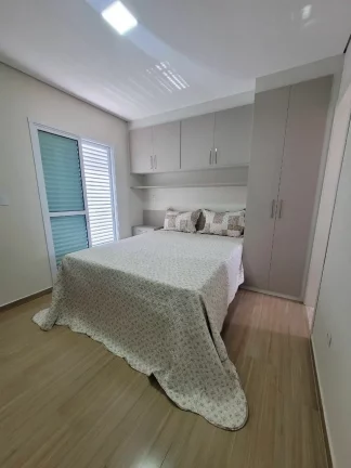 Imagem SOBRADO COM TRÊS DORMITÓRIOS, QUATRO VAGAS DE GARAGEM E LAVANDERIA COBERTA.