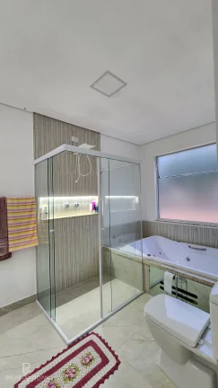 Imagem Casa de alto padrão com 4 suítes em conjunto residencial com controle de acesso