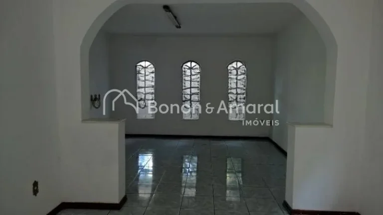 Imagem Sobrado espaçoso com 3 dormitórios, sendo 1 suíte com hidromassagem e closet, além de 2 dormitó...