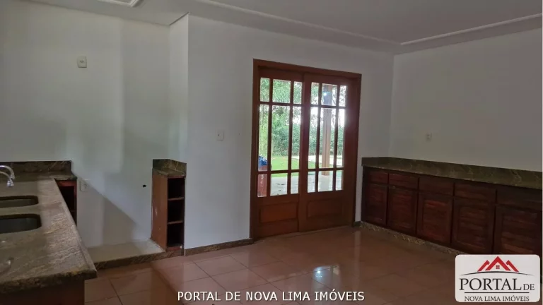 Imagem Casa a venda no condomínio Ipê da Serra, casa com armário e área de lazer com piscina. Venha conhecer no Portal de Nova Lima Imóveis - 31.98511-8000