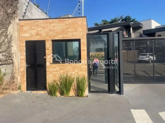 Imagem Casa com 2 suítes, amplas salas de estar e jantar, lavabo, cozinha e lavanderia. O condomínio é e...