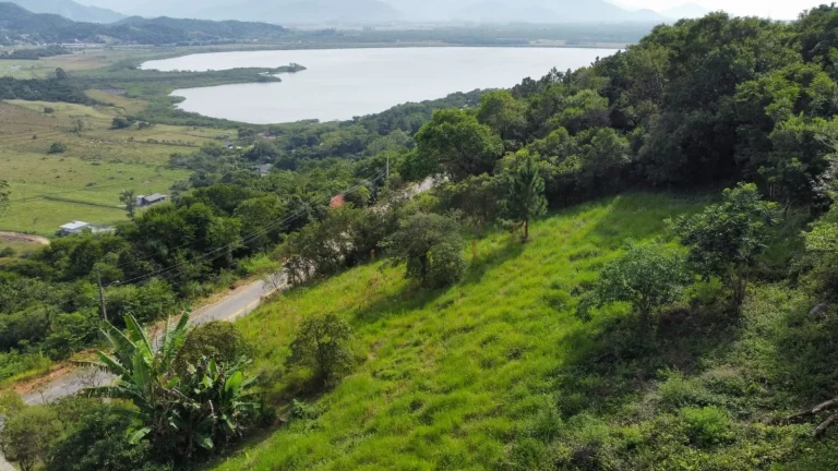 Imagem Terreno de 800m² à venda em condomínio exclusivo em Paulo Lopes-SC - Imperdível!