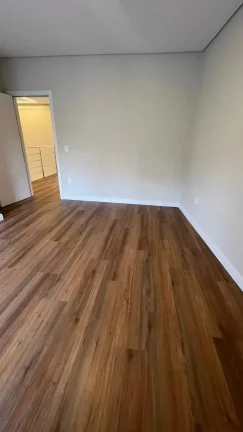 Imagem Casa Alto Padrão com 3 dormitórios sendo 1 suíte master e 2 vagas no América em Joinville/SC