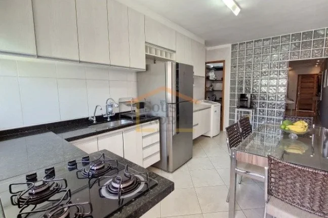 Imagem Sobrado residencial com 92m². O imóvel possui sala bem iluminada, cozinha com armários planejados...