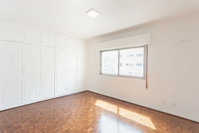 Imagem Apartamento 285M² Reformado, 4Q, 1 Suíte, Sala para 2 Ambientes, 2 Banheiros, 1 Vaga, Banheira, Piscina, Split.