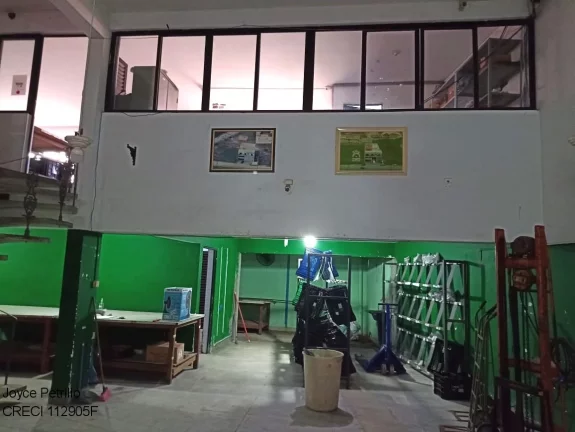 Imagem Galpão comercial com 2 mezaninos, cozinha e 3 banheiros. Localização estratégica em Peruíbe. Ideal para empresas. Agende sua visita!