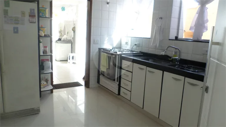 Imagem Sobrado à venda com 4 quartos, sendo 4 suítes, em Granja Viana, Carapicuíba - SP