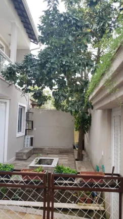 Imagem Residência Colonial de Luxo com Piscina e Espaço para Jogos Imagem Residência Colonial de Luxo com Piscina e Espaço para Jogos