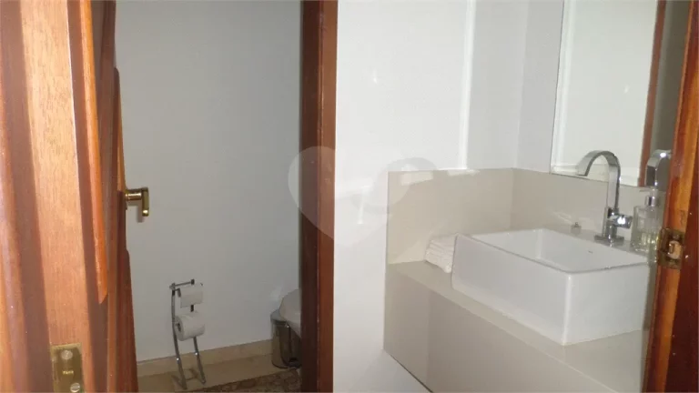 Imagem Sobrado à venda com 4 quartos, sendo 4 suítes, em Granja Viana, Carapicuíba - SP