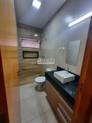 Imagem Casa de 3 quartos com suíte e móveis planejados nos banheiros e cozinha o Jardim Espanha