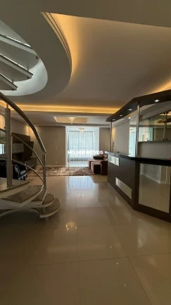 Imagem Cobertura Duplex á venda com 4 suítes, 4 vagas de garagem localizada no coração de Balneário Camboriú.