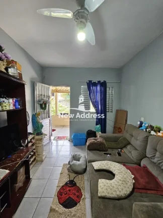 Imagem Casa 2 quartos à venda em Enseada de Jacaraípe, murada e gradeada, ideal para quem busca praticidade e quintal.