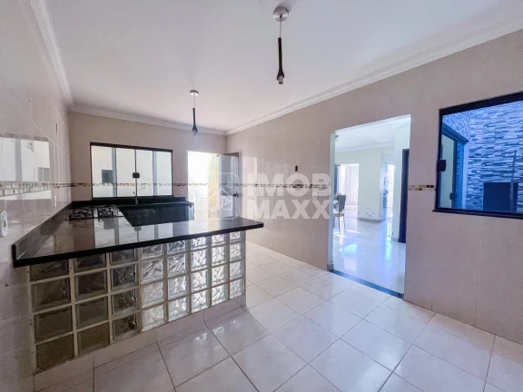 Imagem Descubra o conforto e a praticidade de viver em uma casa espaçosa à venda em Samambaia Sul, com 279m² de área útil. Este imóvel conta com 3 dormitórios, sendo 1 suíte, além de 3 banheiros, proporci