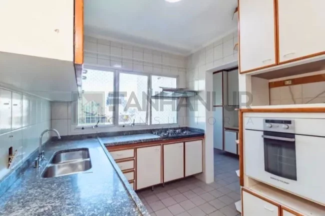 Imagem Apartamento em Moema: 3 quartos, 3 suítes, 2 salas, 4 banheiros, 4 vagas de garagem, 180m² de área. Venha conferir!
