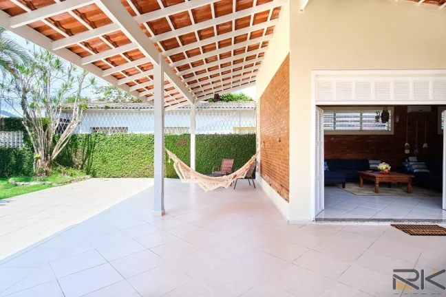 Imagem CASA CENTRO UBATUBA-SP com 3 dormitórios,3 suítes, 1 banheiro social,varanda goumet com churrasqueira,edícula no fundos