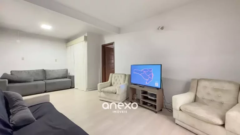 Imagem Linda Casa de 3 Dormitórios em Localização Privilegiada!
