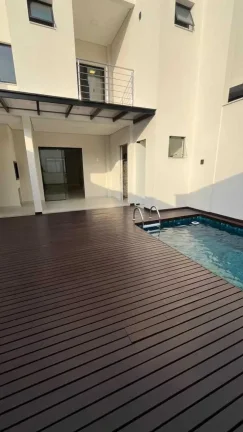 Imagem Casa Alto Padrão com 3 dormitórios sendo 1 suíte master e 2 vagas no América em Joinville/SC