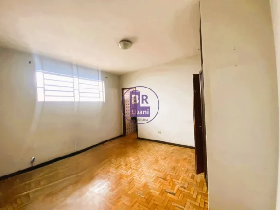 Imagem Casa térrea à venda com 12 quitinetes no fundo.