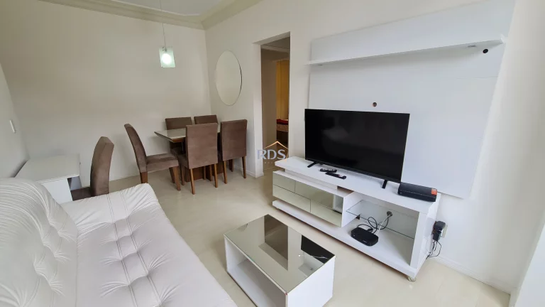 Imagem Vende um aconchegante apartamento de 51m², com dois dormitórios sendo uma suíte, uma vaga coberta