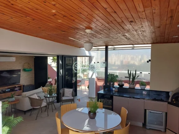 Excelente cobertura reformada no Panamby. Possui uma vista privilegiada, com privacidade, em condomÃ...