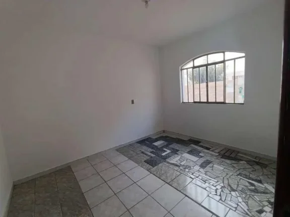 Imagem Casa Familiar com 3 Quartos, Suíte e Área de Convívio Ampliada.