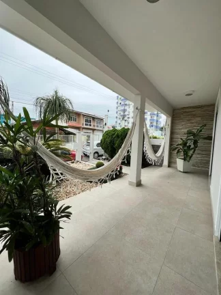 Imagem Casa 3 Dormitórios(2 S), 240,89m2 - Barreiros - São José/SC