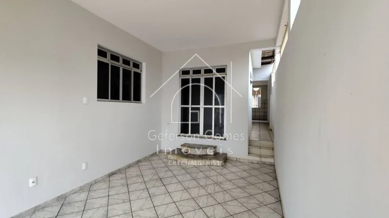 Imagem Casa à venda - Com 03 Quartos - Centro - Mantena - MG
