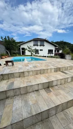 Imagem Casa alto padrão com 5 dormitórios sendo 1 suíte e 3 vagas - Saguaçu | Joinville/SC